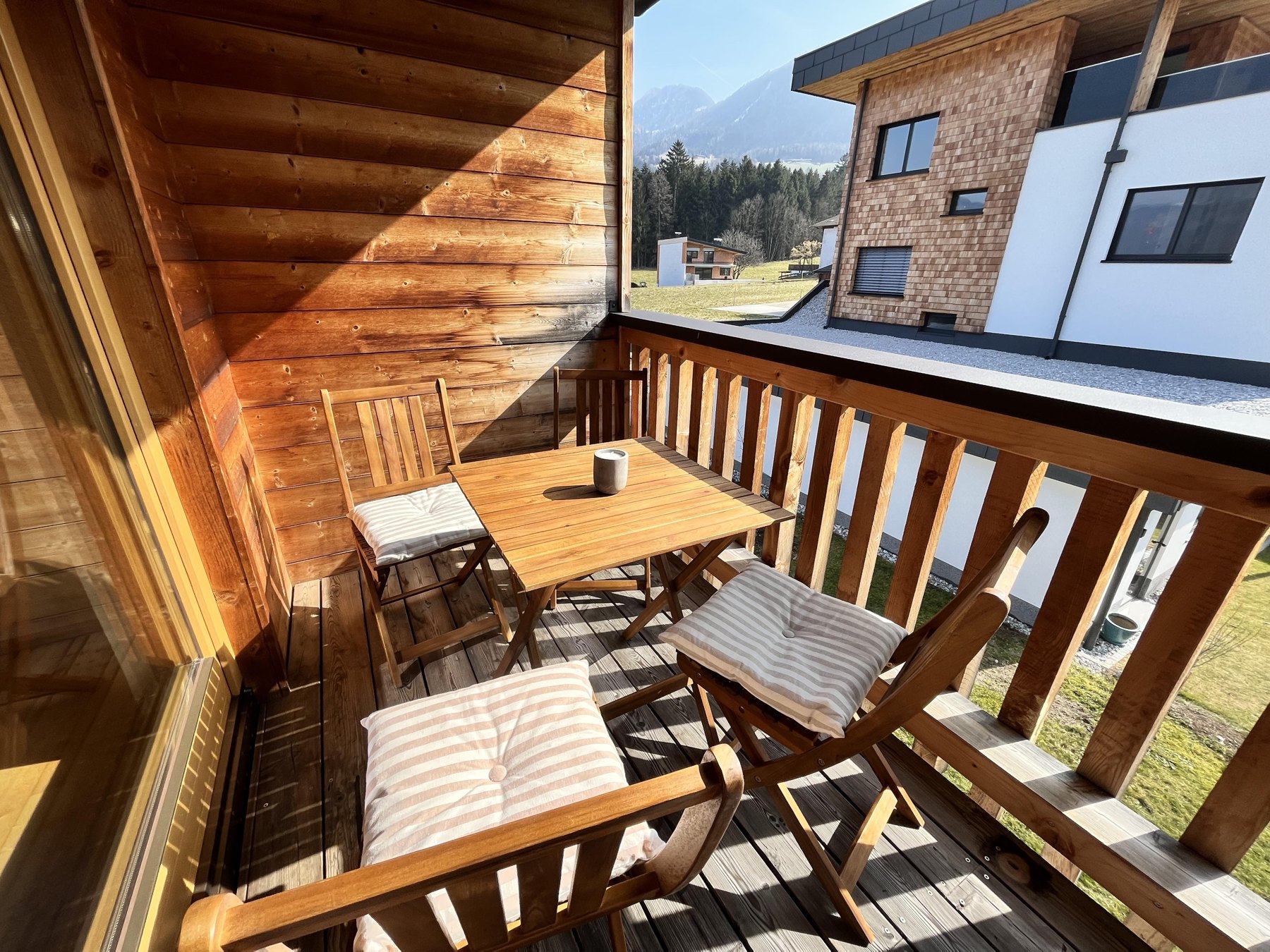 Balkon des Apartments Bergzauber mit Sitzplatz und Bergblick